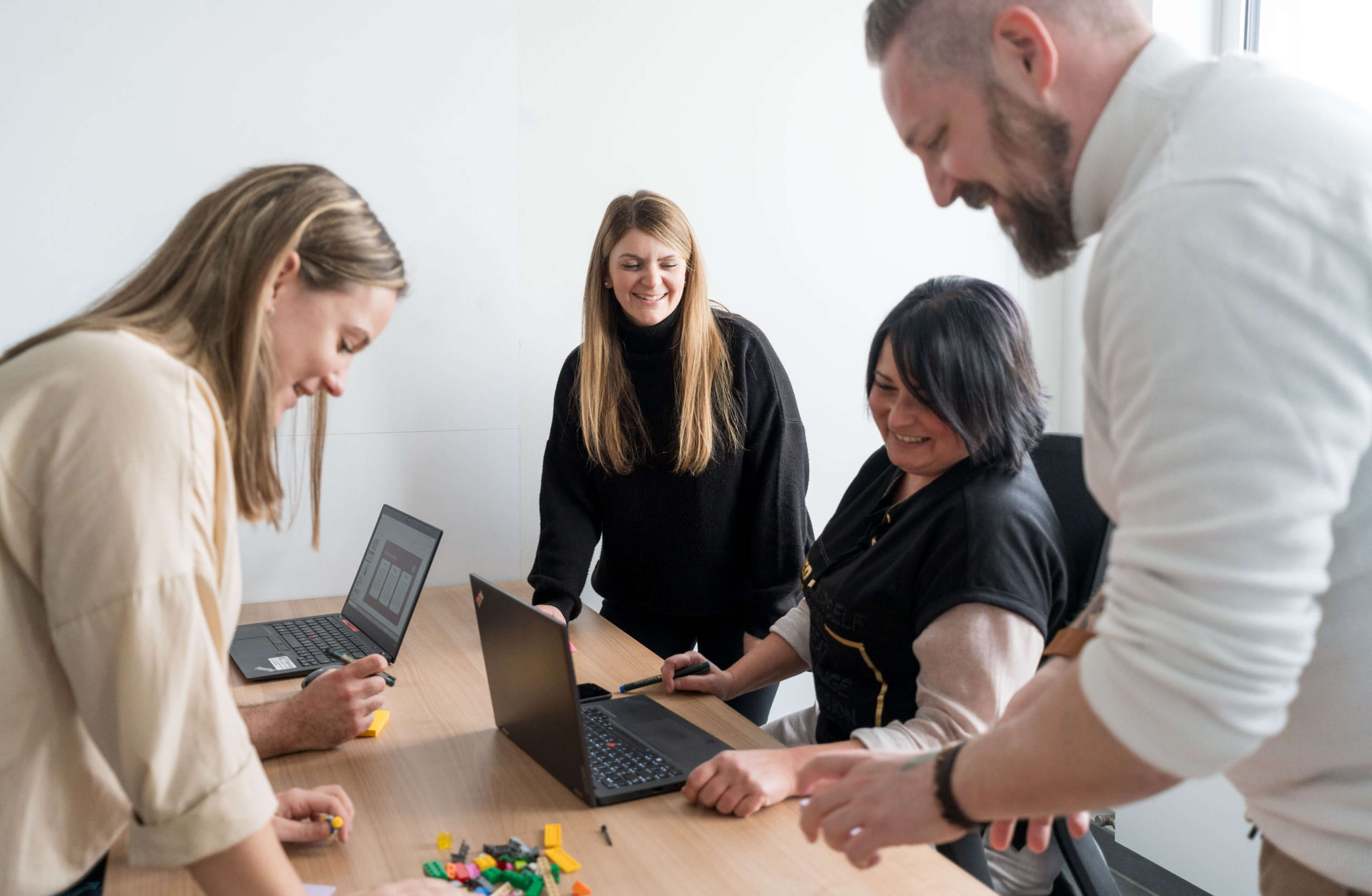 Team-Meeting bei Wilhelm Brandenburg mit kreativer Aufgabenstellung