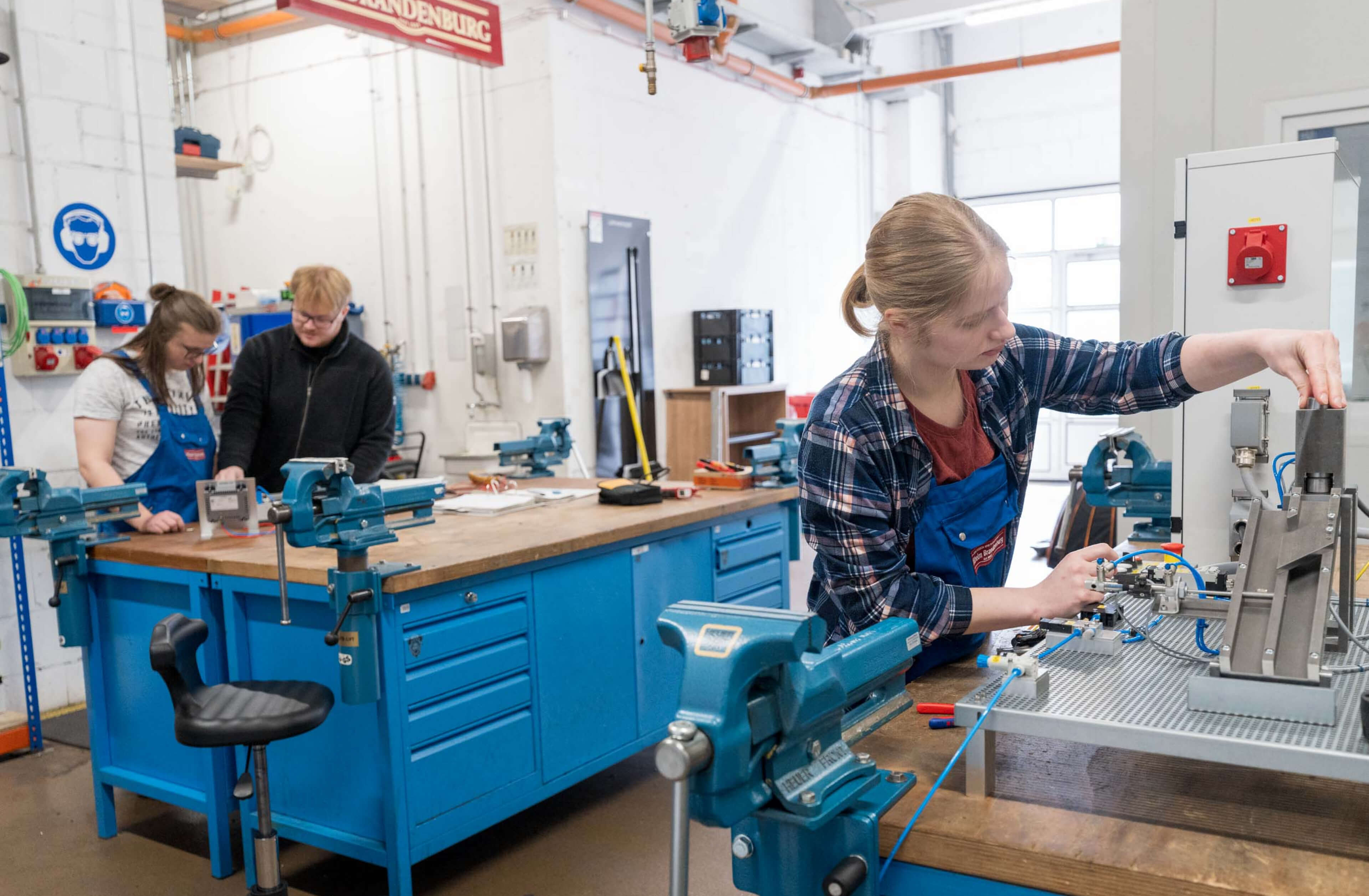 Azubis in einer Werkstatt bei Wilhelm Brandenburg bei der praktischen Ausbildung