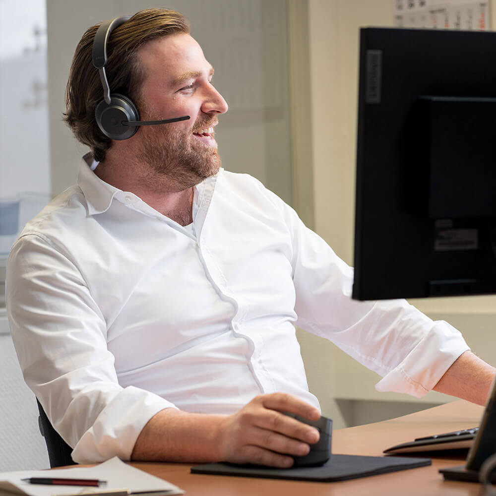 Mitarbeiter mit Headset im Büro bei Wilhelm Brandenburg